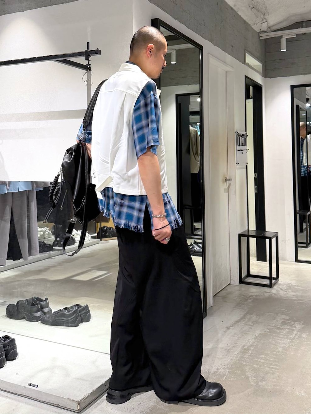 ブラック系のスラックス、ブルー系のシャツ/ブラウス、ブラック系のショルダーバッグを着用したメンズの夏コーディネートの4枚目の写真