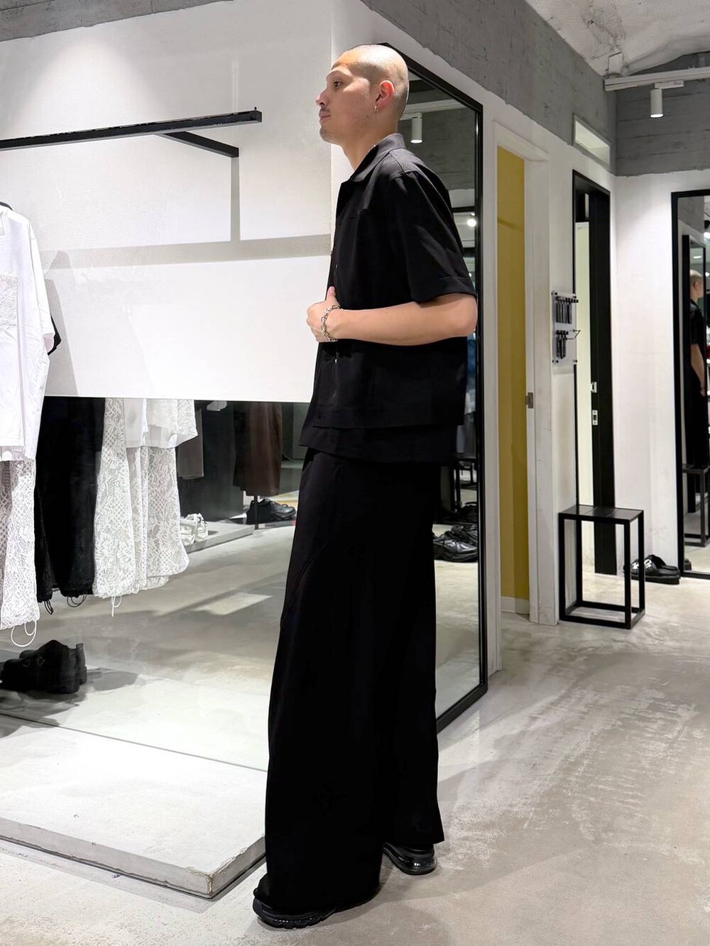ブラック系のサンダル、ブラック系のスラックス、ブラック系のシャツ/ブラウスを着用したメンズの夏コーディネートの2枚目の写真