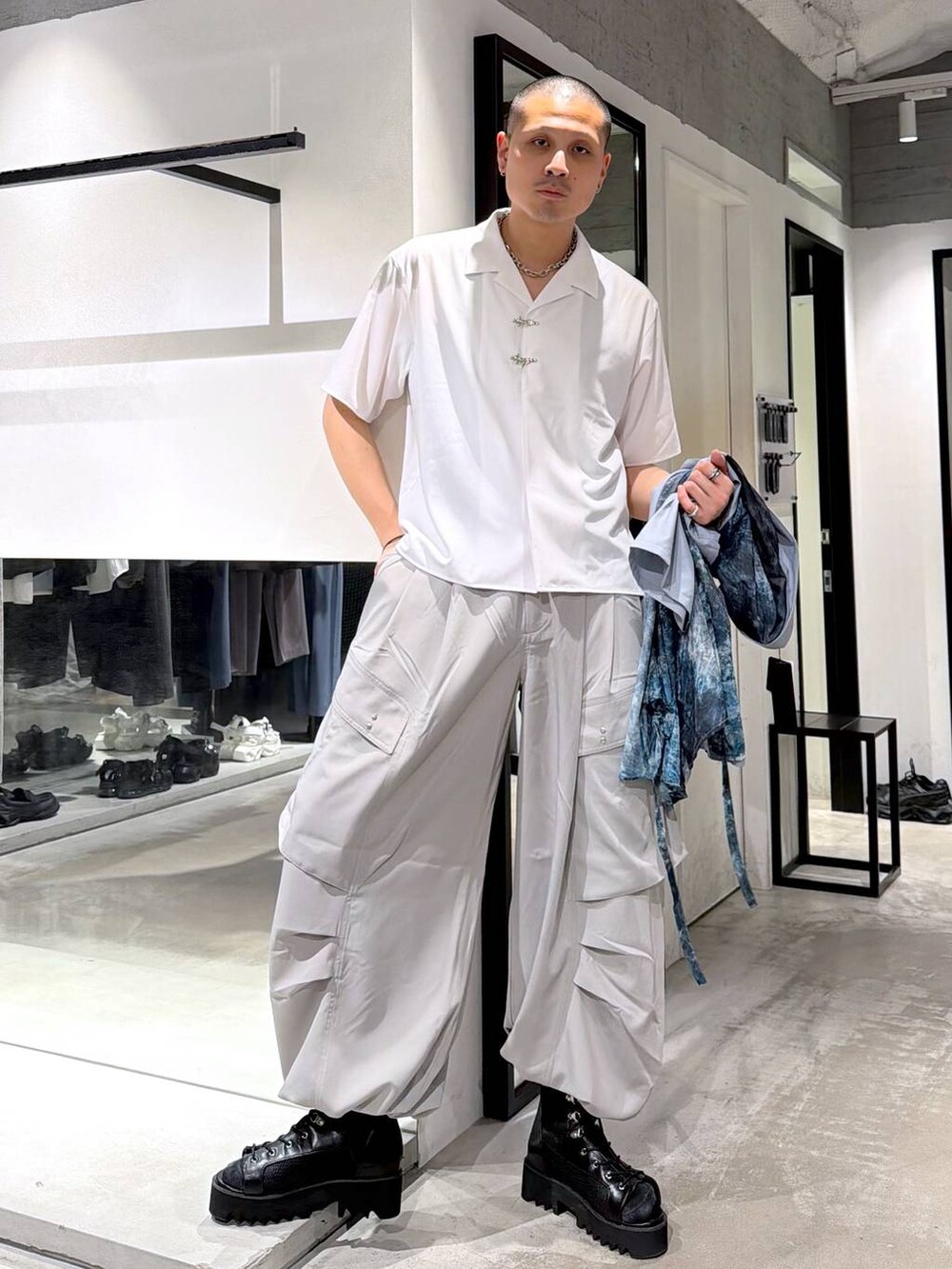 ブラック系のサンダル、ホワイト系のシャツ/ブラウス、ブルー系のシャツ/ブラウスを着用したメンズの春コーディネートの5枚目の写真