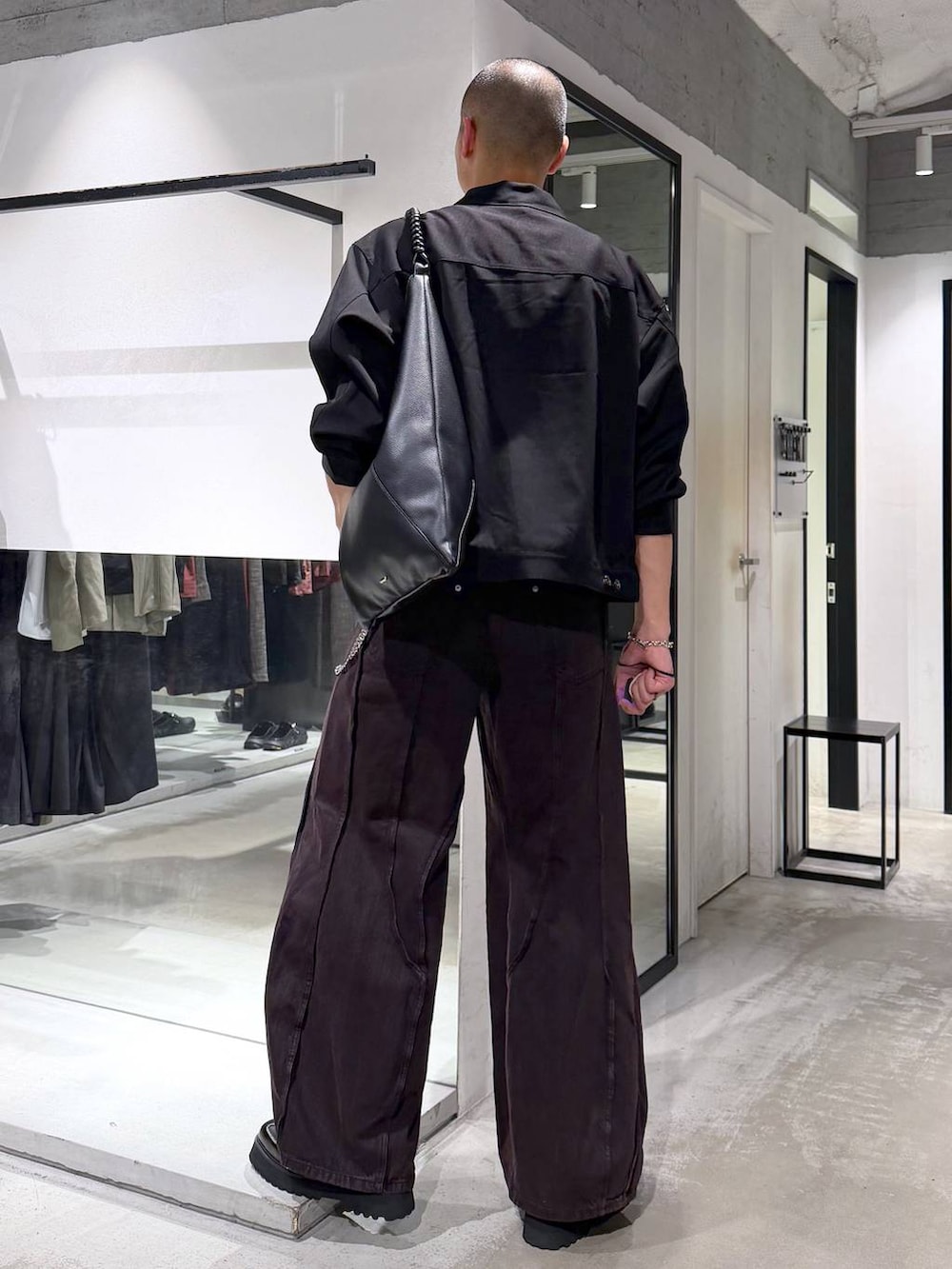 ブラック系のローファー、ブラック系のデニムパンツ、ホワイト系のタンクトップを着用したメンズの夏コーディネートの3枚目の写真