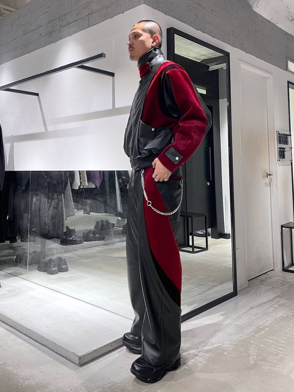 ブラック系のスニーカー、レッド系のブルゾン、レッド系のその他パンツを着用したメンズの冬コーディネートの2枚目の写真