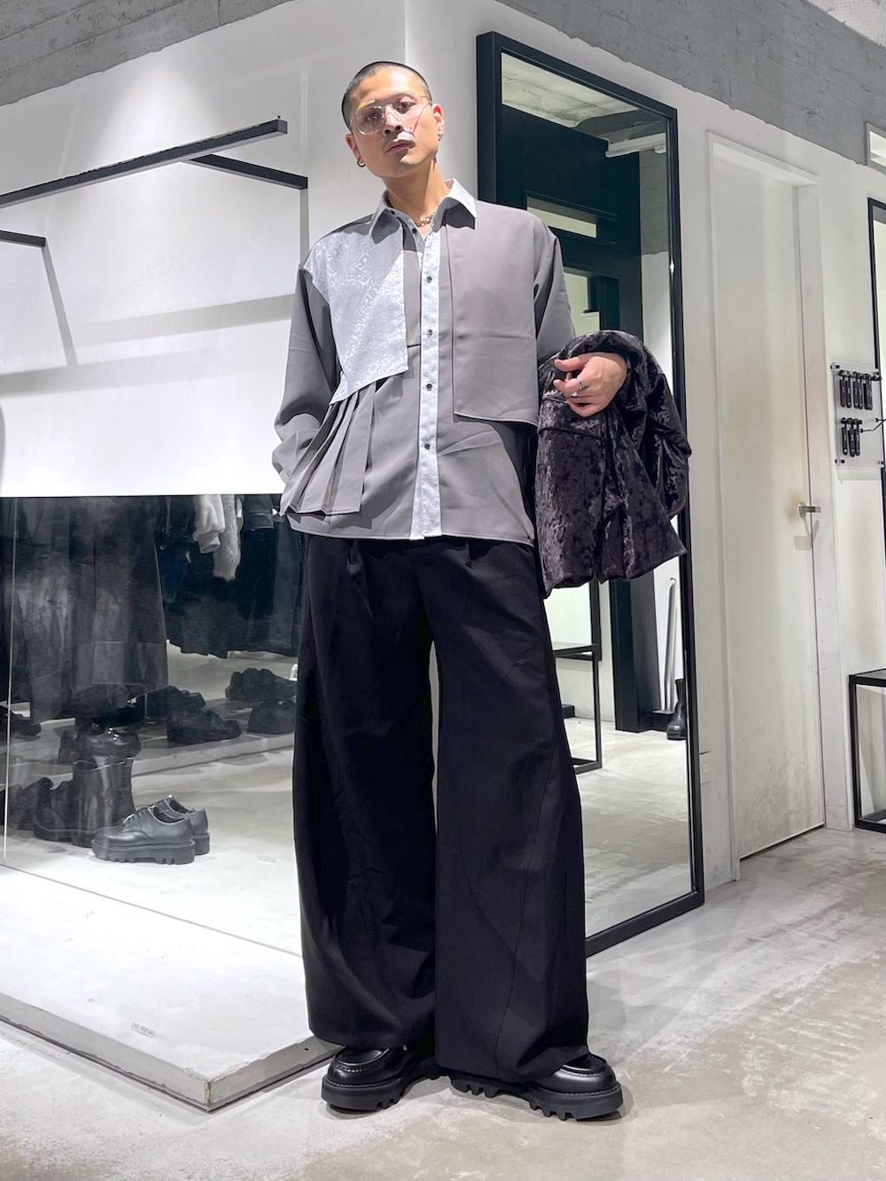 ブラック系のスラックス、ブラウン系のテーラードジャケット、ブラック系のドレスシューズを着用したメンズの冬コーディネートの5枚目の写真