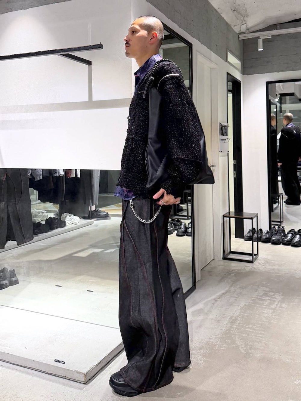 ブラック系のトートバッグ、パープル系のシャツ/ブラウス、ブラック系のスニーカーを着用したメンズの秋コーディネートの2枚目の写真