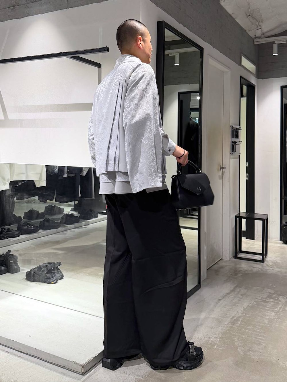 ブラック系のサンダル、グレー系のシャツ/ブラウス、グレー系のテーラードジャケットを着用したメンズの春コーディネートの5枚目の写真