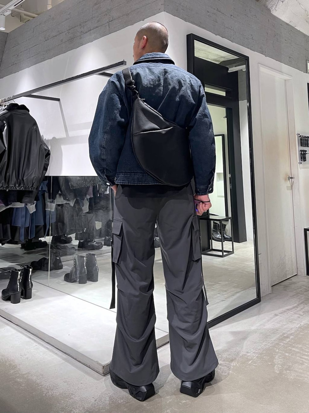 ブラック系のスニーカー、グレー系のカーゴパンツ、ブラック系のシャツ/ブラウスを着用したメンズの冬コーディネートの3枚目の写真