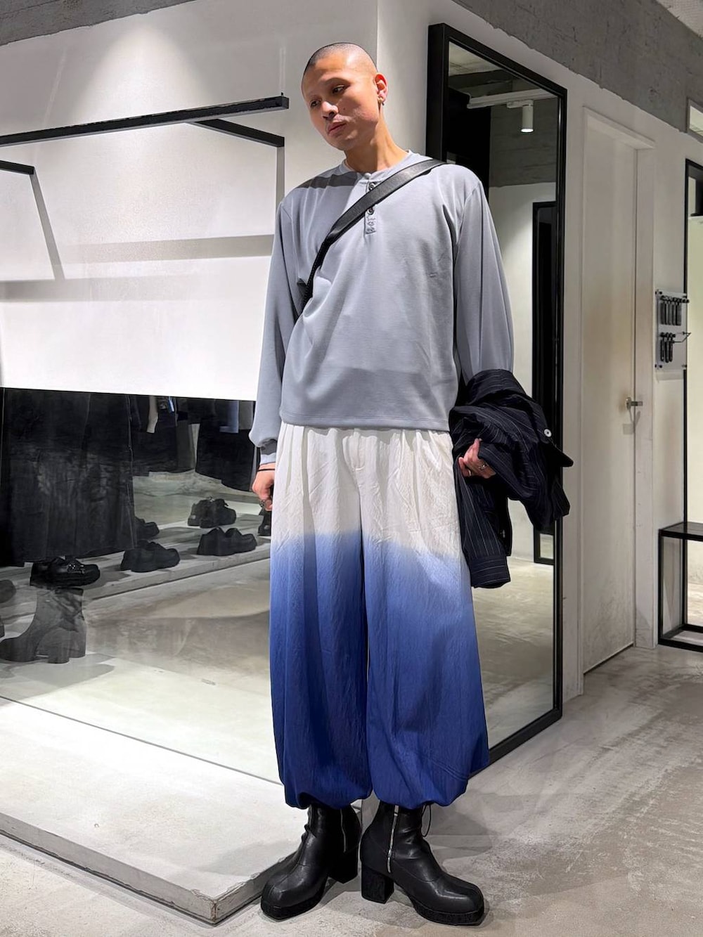 ブラック系のブーツ、ブルー系のその他パンツ、ブルー系のブルゾンを着用したメンズの春コーディネートの5枚目の写真