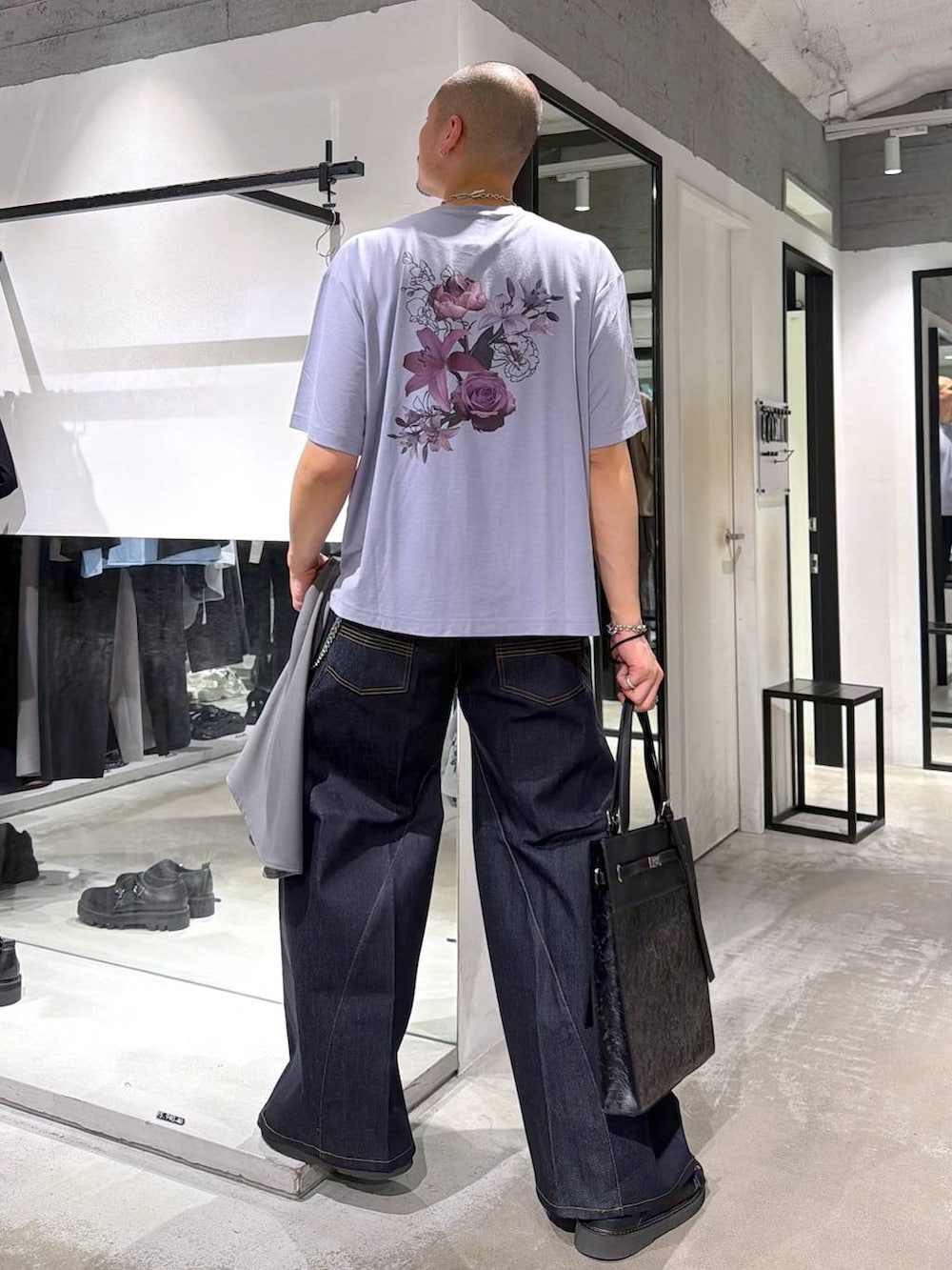 ブルー系のデニムパンツ、ブラック系のサンダル、パープル系のTシャツ/カットソーを着用したメンズの夏コーディネートの5枚目の写真