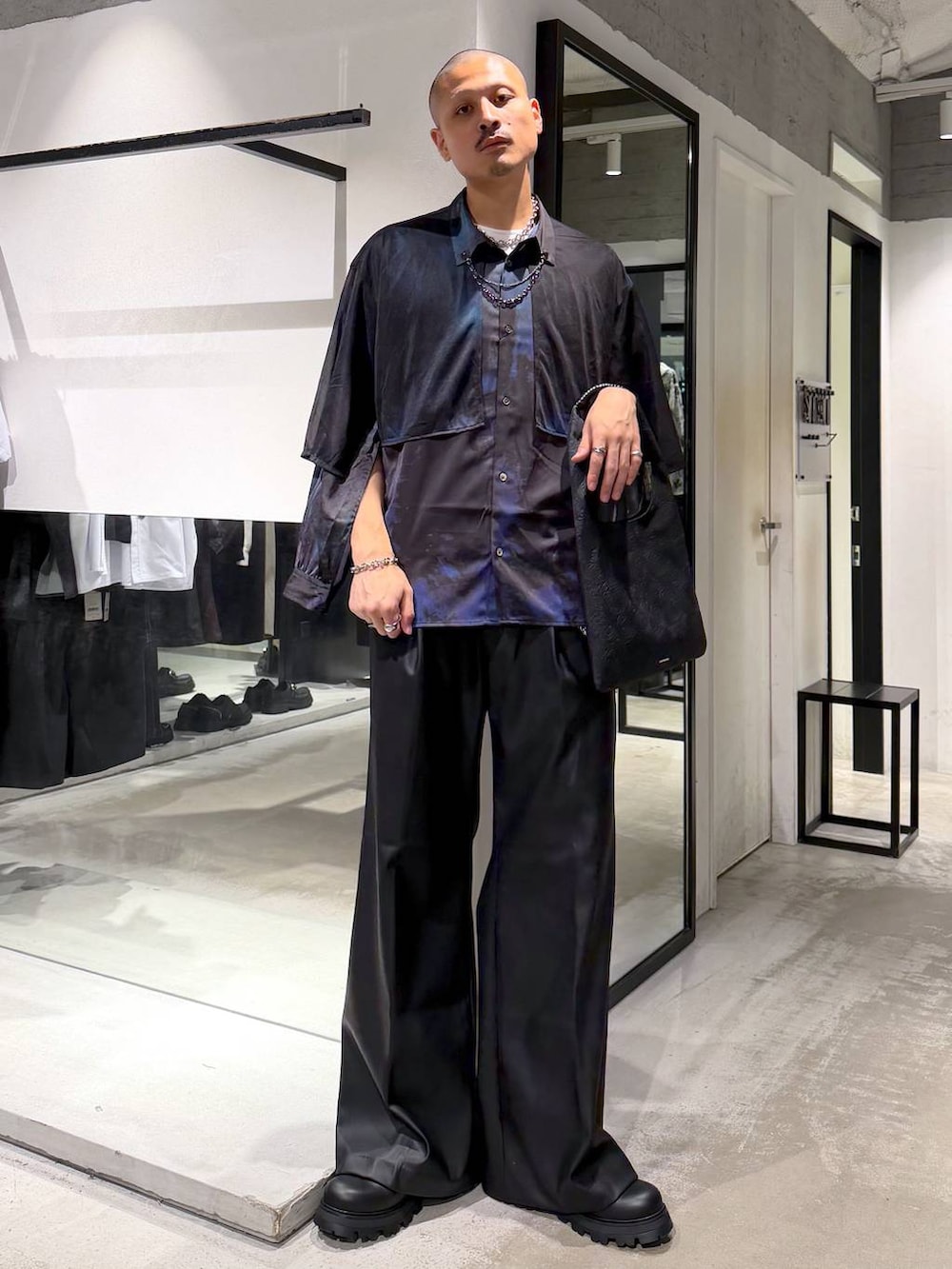 ブラック系のローファー、ブラック系のシャツ/ブラウス、ブラック系のトートバッグを着用したメンズの夏コーディネートの5枚目の写真