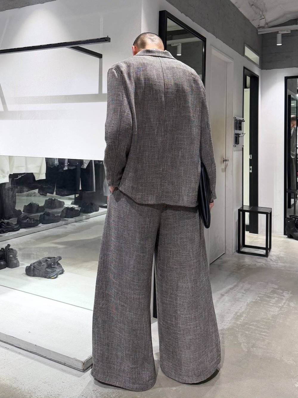 レッド系のネクタイ、グレー系のテーラードジャケット、ホワイト系のシャツ/ブラウスを着用したメンズの春コーディネートの3枚目の写真