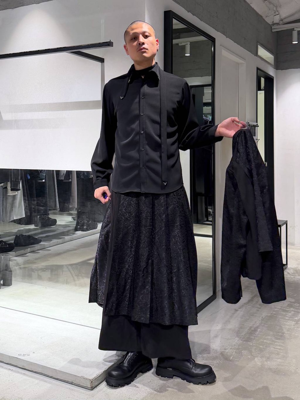 ブラック系のトートバッグ、ブラック系のその他パンツ、ブラック系のドレスシューズを着用したメンズの春コーディネートの6枚目の写真