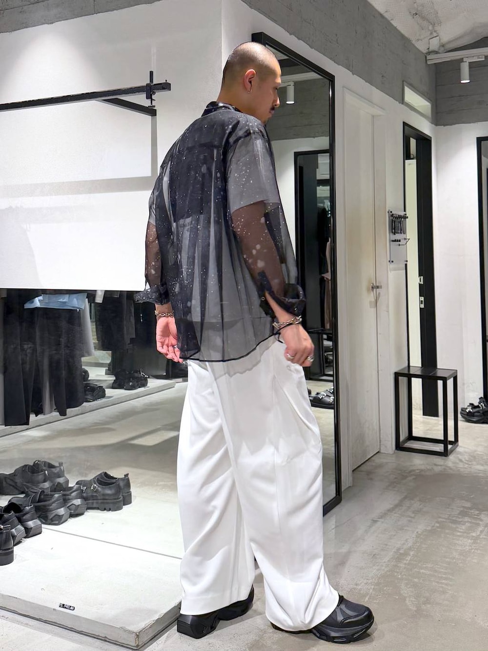 ブラック系のシャツ/ブラウス、ブラック系のスニーカー、ホワイト系のTシャツ/カットソーを着用したメンズの夏コーディネートの4枚目の写真