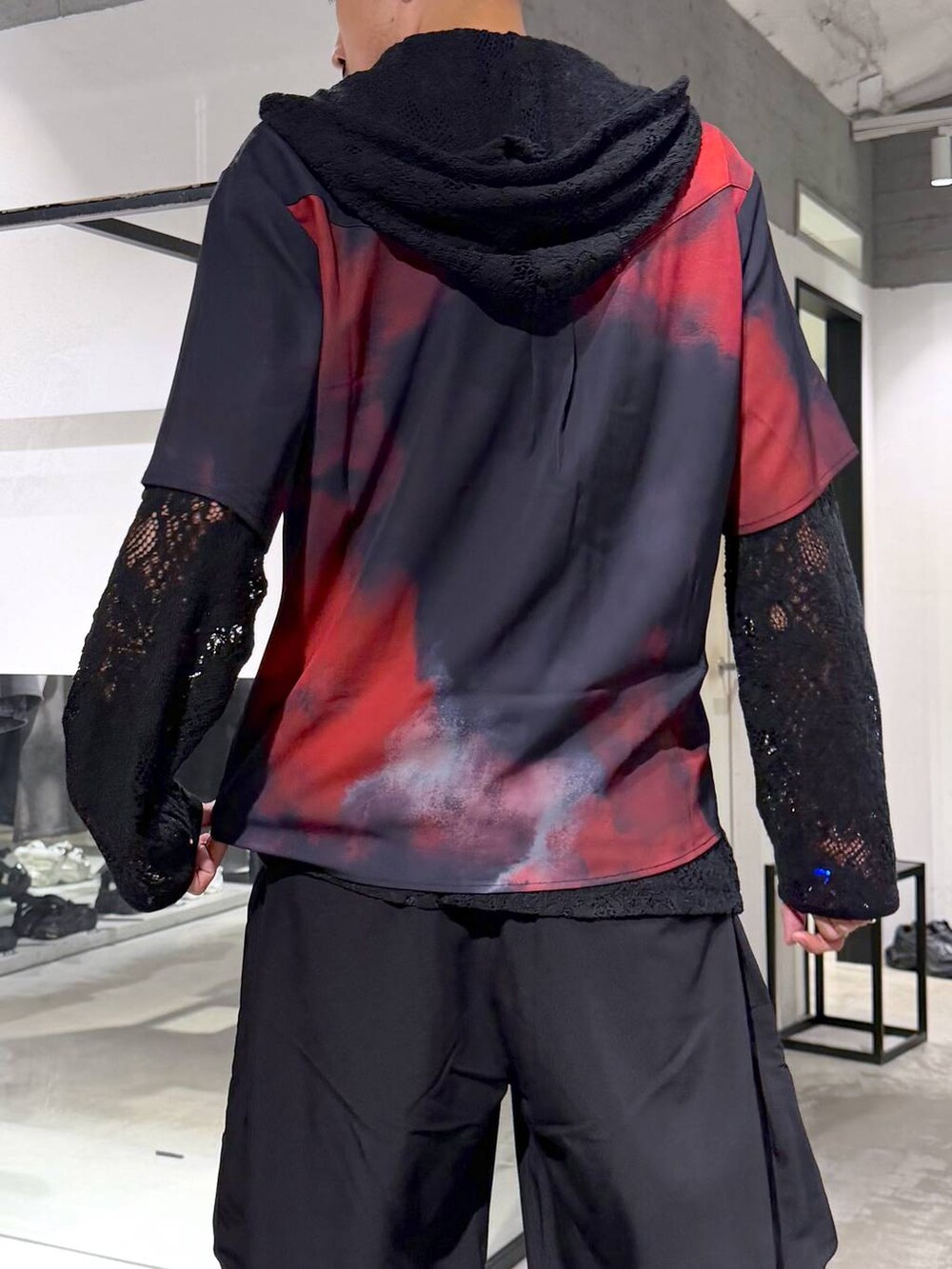 ブラック系のシャツ/ブラウス、ブラック系のショルダーバッグ、ブラック系のサンダルを着用したメンズの夏コーディネートの6枚目の写真