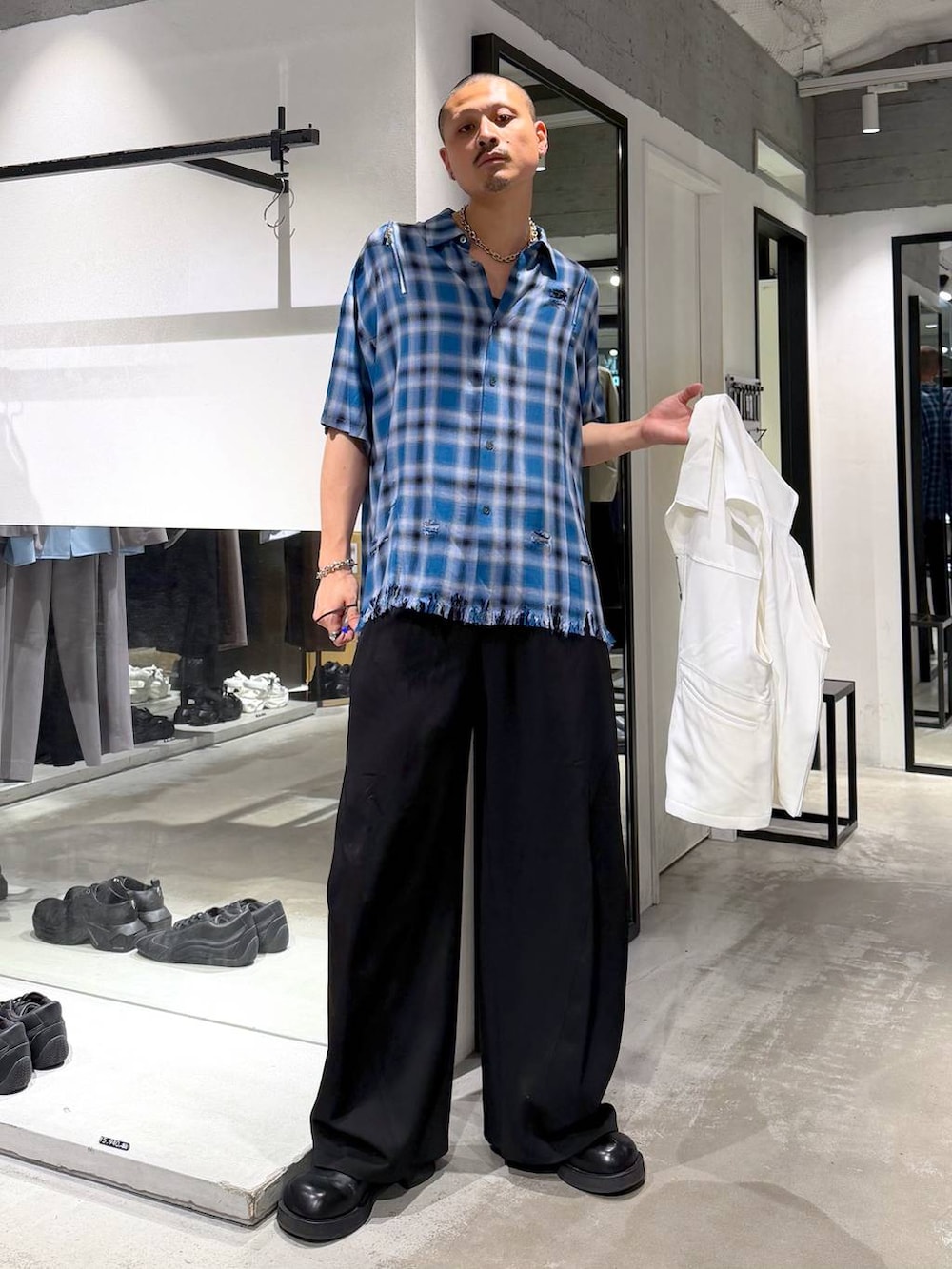 ブラック系のスラックス、ブルー系のシャツ/ブラウス、ブラック系のショルダーバッグを着用したメンズの夏コーディネートの5枚目の写真