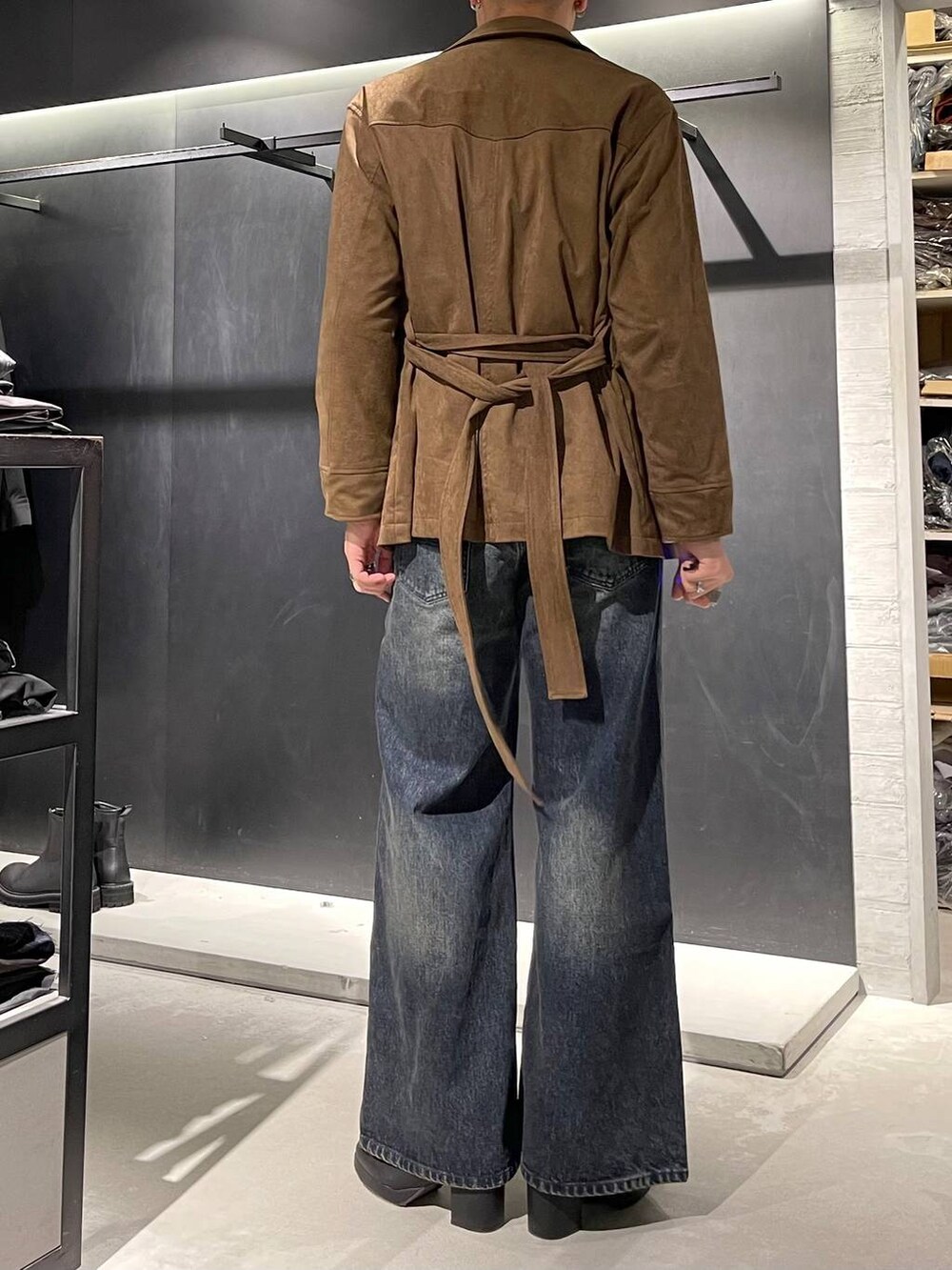 ブルー系のデニムパンツ、ホワイト系のシャツ/ブラウス、ブラック系のブーツを着用したメンズの秋コーディネートの3枚目の写真