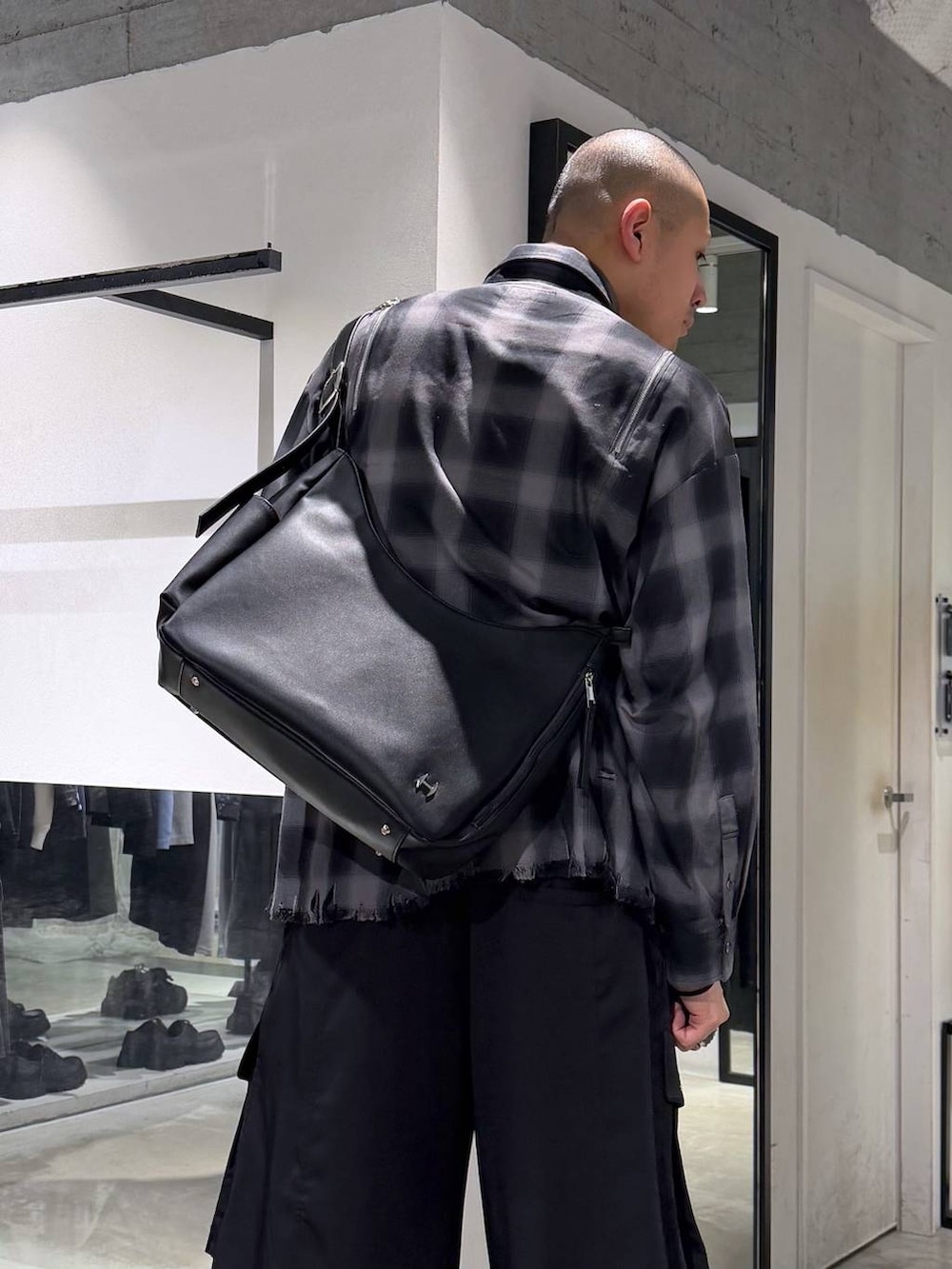 ブラック系のカーゴパンツ、ブラック系のショルダーバッグ、ブラック系のシャツ/ブラウスを着用したメンズの春コーディネートの6枚目の写真