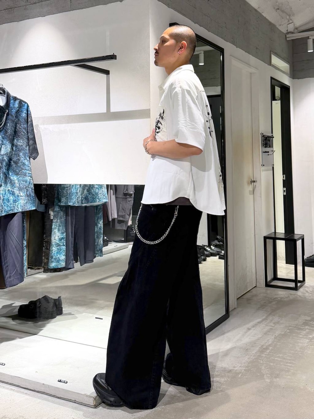 ホワイト系のシャツ/ブラウス、ブラック系のスニーカー、グレー系のTシャツ/カットソーを着用したメンズの夏コーディネートの2枚目の写真