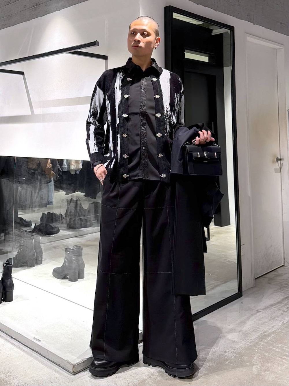 ブラック系のシャツ/ブラウス、ブラック系のドレスシューズ、ブラック系のハンドバッグを着用したメンズの冬コーディネートの4枚目の写真