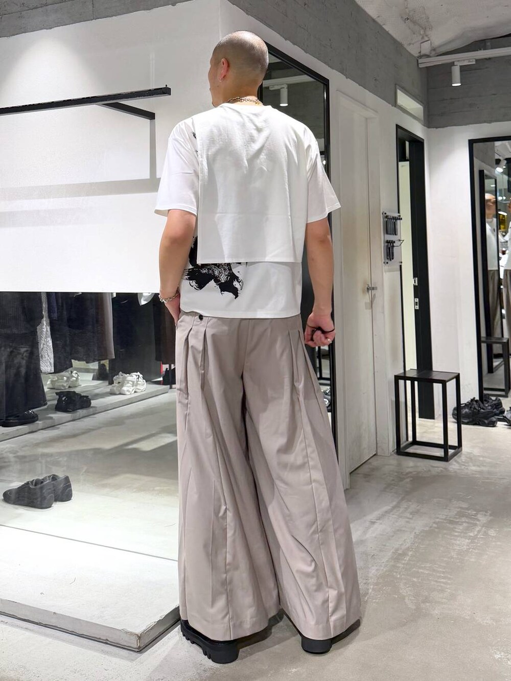 ブラック系のドレスシューズ、ブラック系のトートバッグ、ベージュ系のスラックスを着用したメンズの夏コーディネートの6枚目の写真