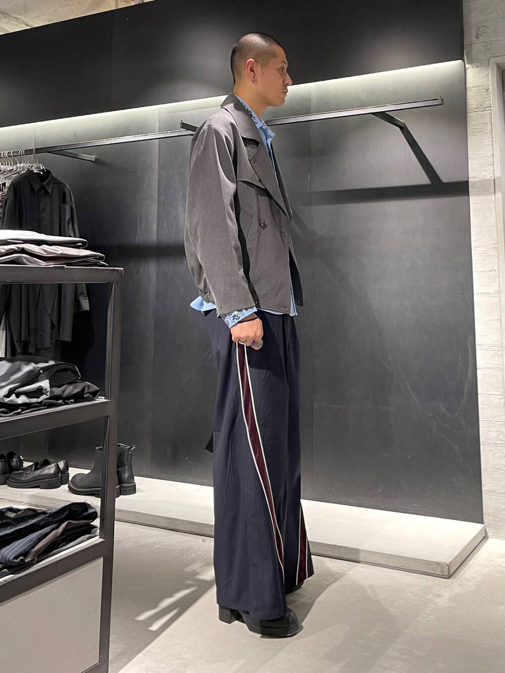 ブラック系のトートバッグ、ブルー系のシャツ/ブラウス、ブラック系のブーツを着用したメンズの秋コーディネートの2枚目の写真