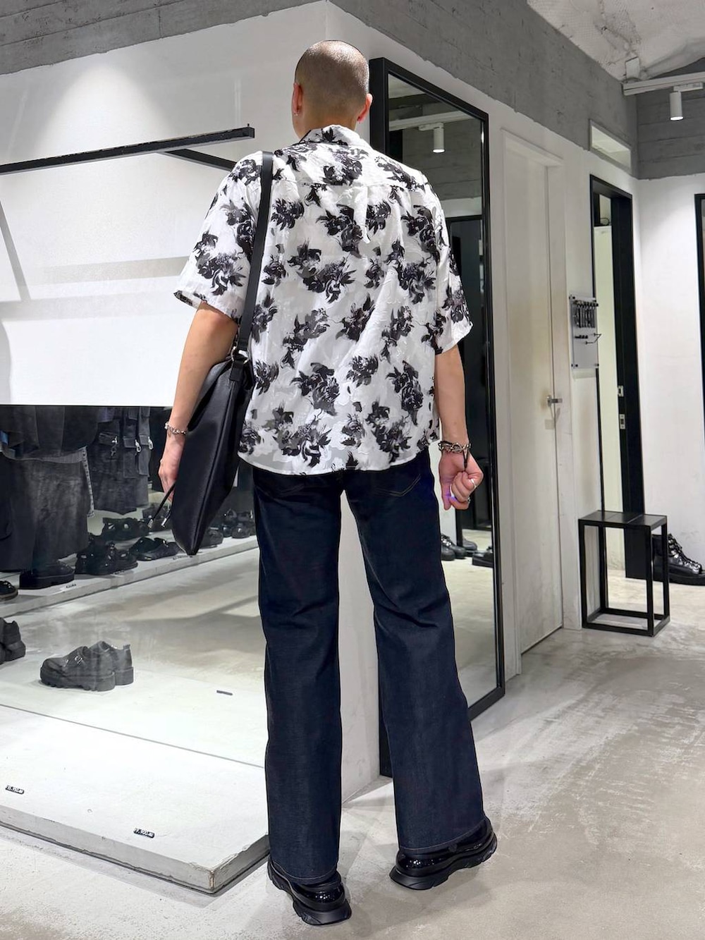 ホワイト系のシャツ/ブラウス、ホワイト系のTシャツ/カットソー、ブラック系のショルダーバッグを着用したメンズの夏コーディネートの3枚目の写真