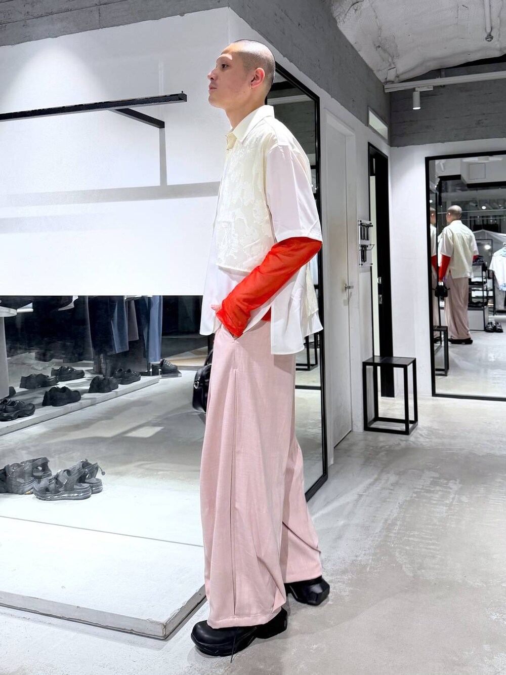 ホワイト系のシャツ/ブラウス、ブラック系のドレスシューズ、ブラック系のショルダーバッグを着用したメンズの春コーディネートの2枚目の写真