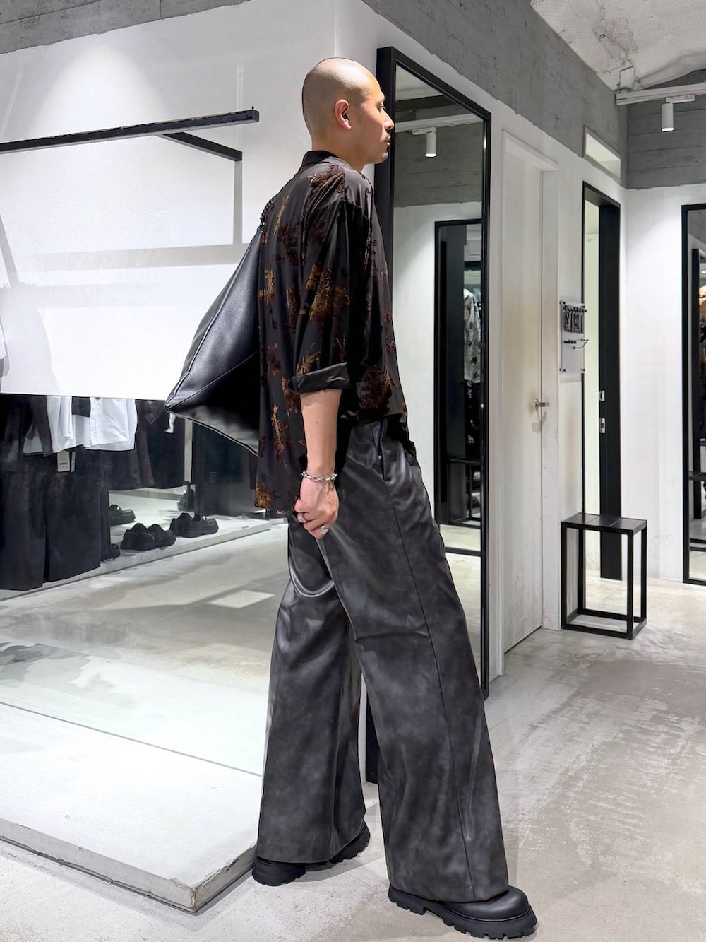 ブラック系のシャツ/ブラウス、ブラック系のローファー、ブラック系のトートバッグを着用したメンズの夏コーディネートの4枚目の写真