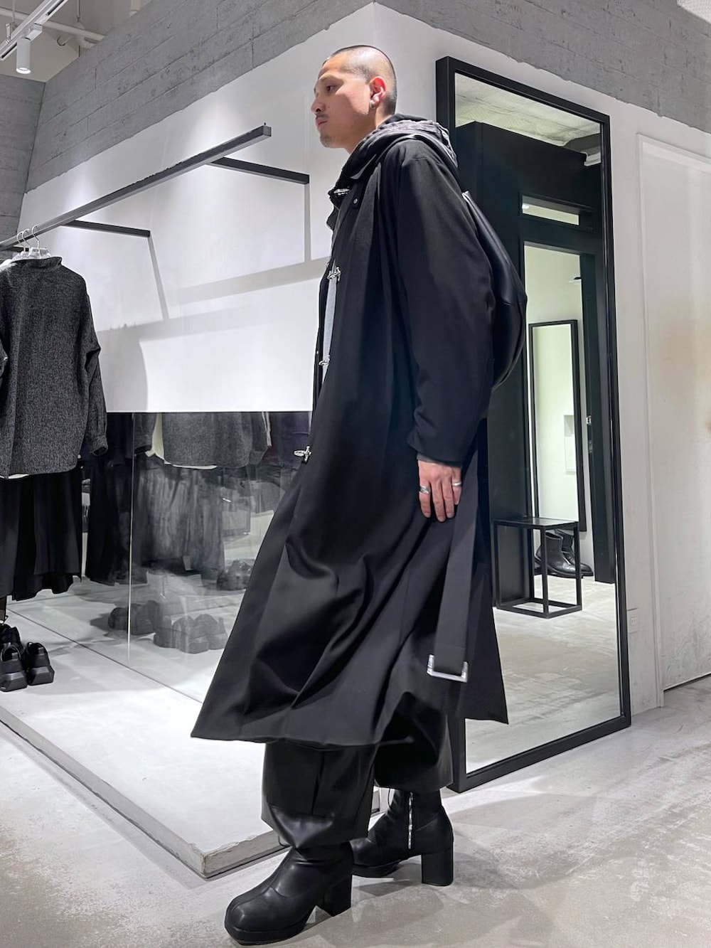 ブラック系のカーゴパンツ、ブラック系のパーカー、ブラック系のブーツを着用したメンズの冬コーディネートの2枚目の写真