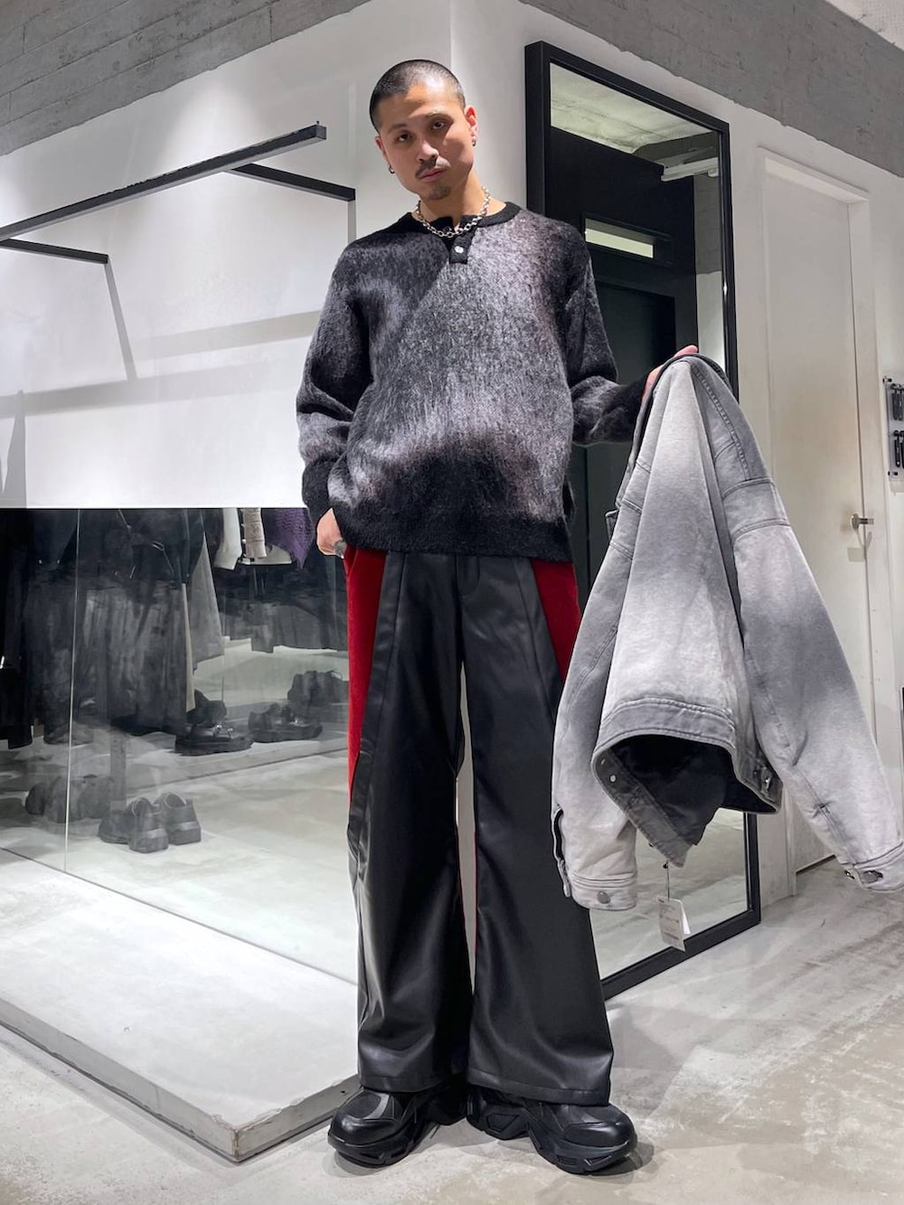 ブラック系のスニーカー、レッド系のその他パンツ、グレー系のブルゾンを着用したメンズの冬コーディネートの5枚目の写真