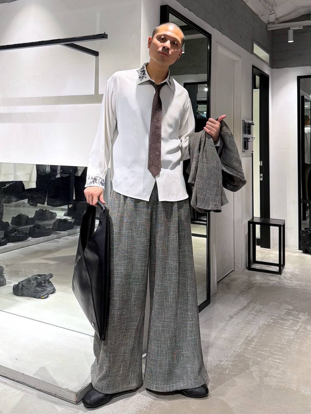 レッド系のネクタイ、グレー系のテーラードジャケット、ホワイト系のシャツ/ブラウスを着用したメンズの春コーディネートの5枚目の写真