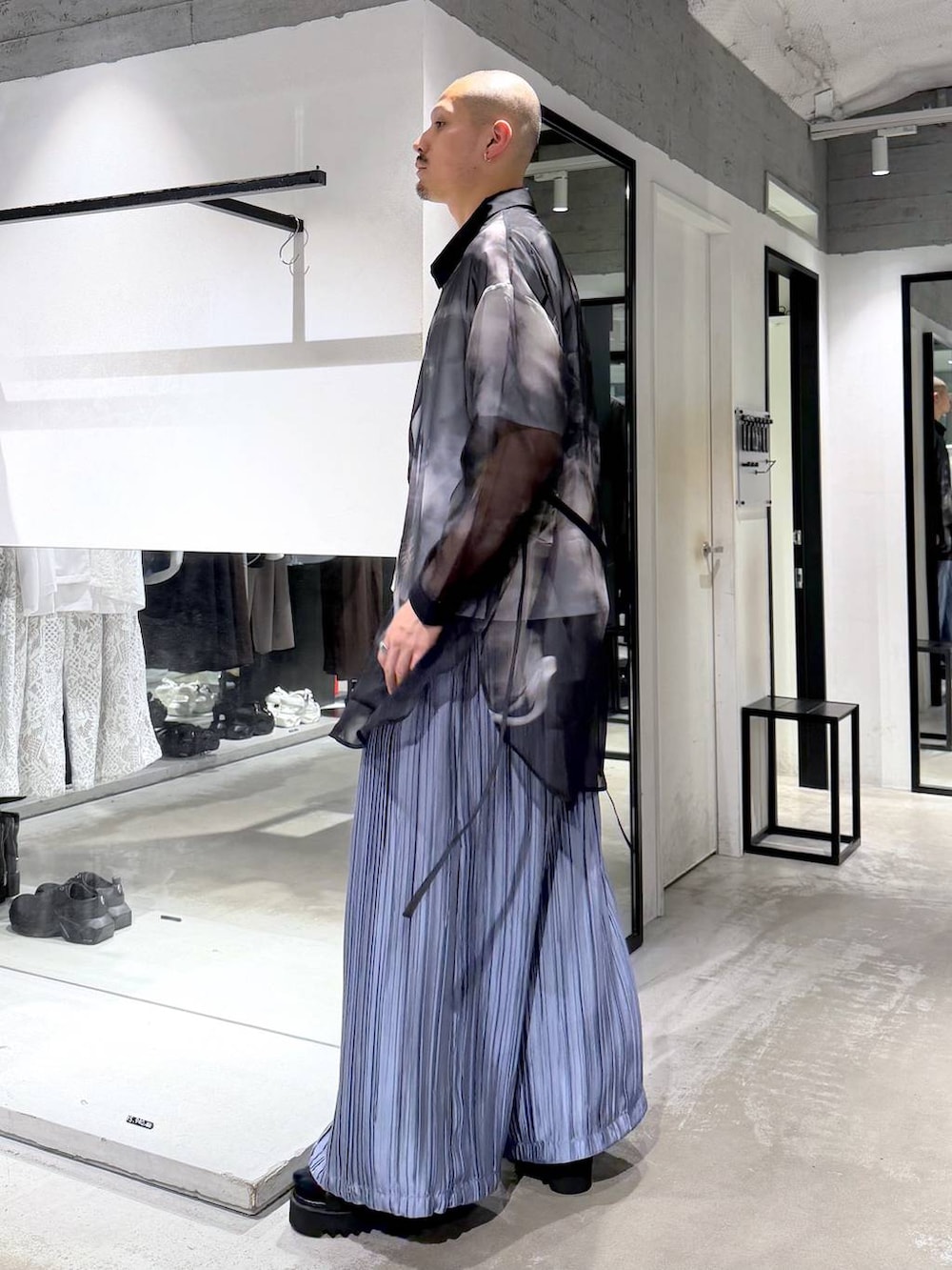 ブラック系のサンダル、ブルー系のスラックス、ホワイト系のTシャツ/カットソーを着用したメンズの夏コーディネートの3枚目の写真