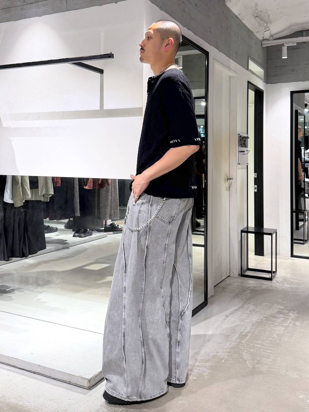 ブラック系のローファー、ブラック系のショルダーバッグ、グレー系のデニムパンツを着用したメンズの夏コーディネートの2枚目の写真