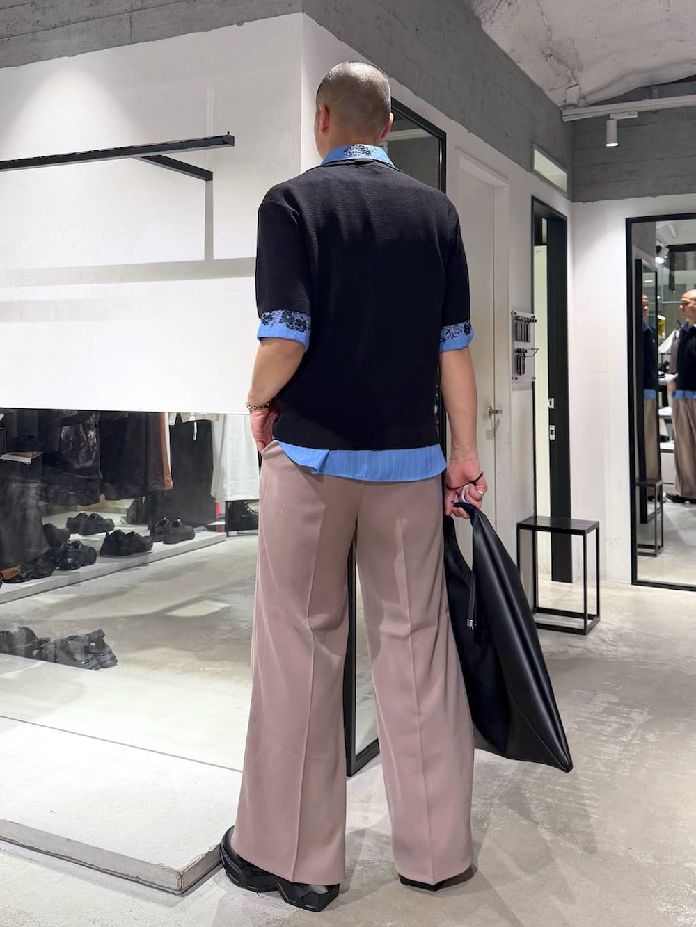 ピンク系のスラックス、ブルー系のシャツ/ブラウス、ブラック系のドレスシューズを着用したメンズの春コーディネートの3枚目の写真