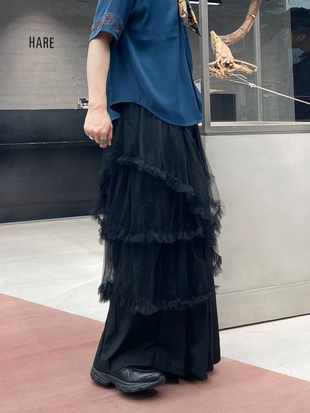 ブラック系のその他パンツ、ブルー系のシャツ/ブラウス、ブラック系のショルダーバッグを着用したメンズの夏コーディネートの2枚目の写真