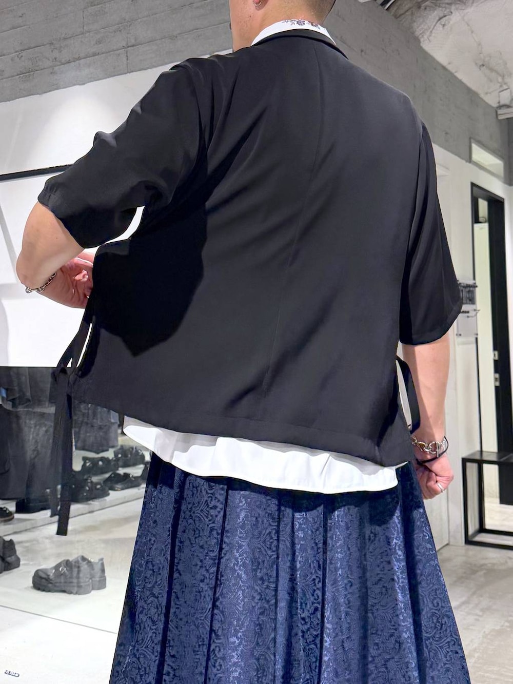 ホワイト系のシャツ/ブラウス、ブラック系のトートバッグ、ブラック系のネクタイを着用したメンズの夏コーディネートの5枚目の写真