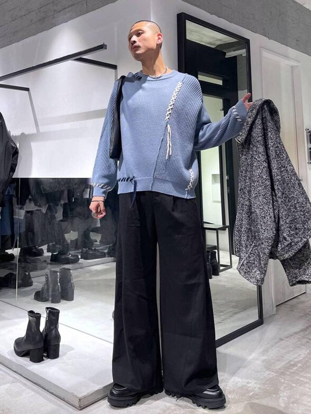 ブラック系のトートバッグ、グレー系のブルゾン、ブラック系のスラックスを着用したメンズの冬コーディネートの5枚目の写真