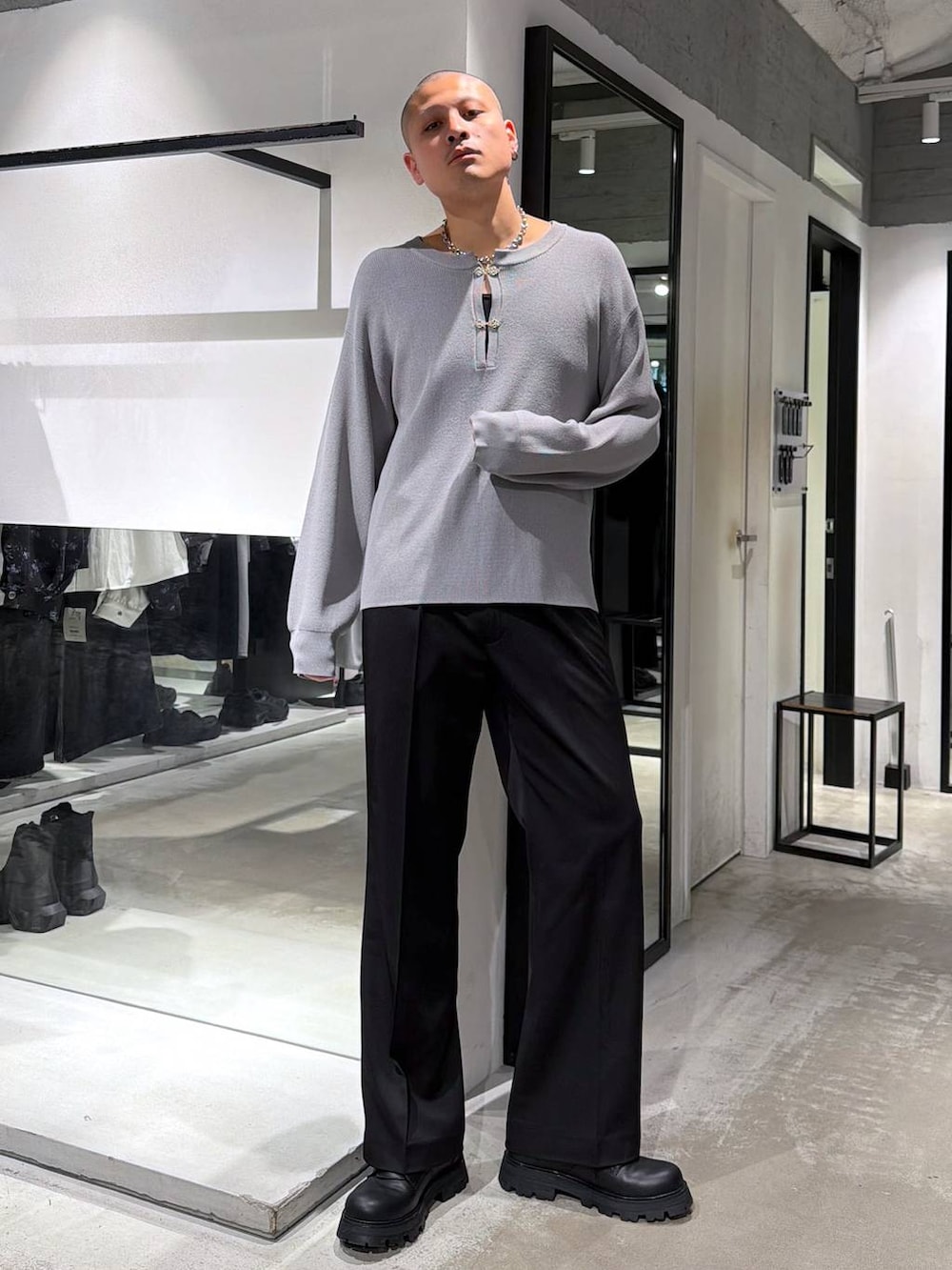 ブラック系のトートバッグ、ブラック系のスラックス、ブラック系のドレスシューズを着用したメンズの春コーディネートの5枚目の写真