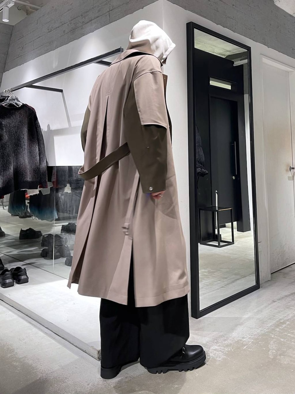 ブラック系のスラックス、ブラック系のショルダーバッグ、ブラック系のドレスシューズを着用したメンズの冬コーディネートの3枚目の写真