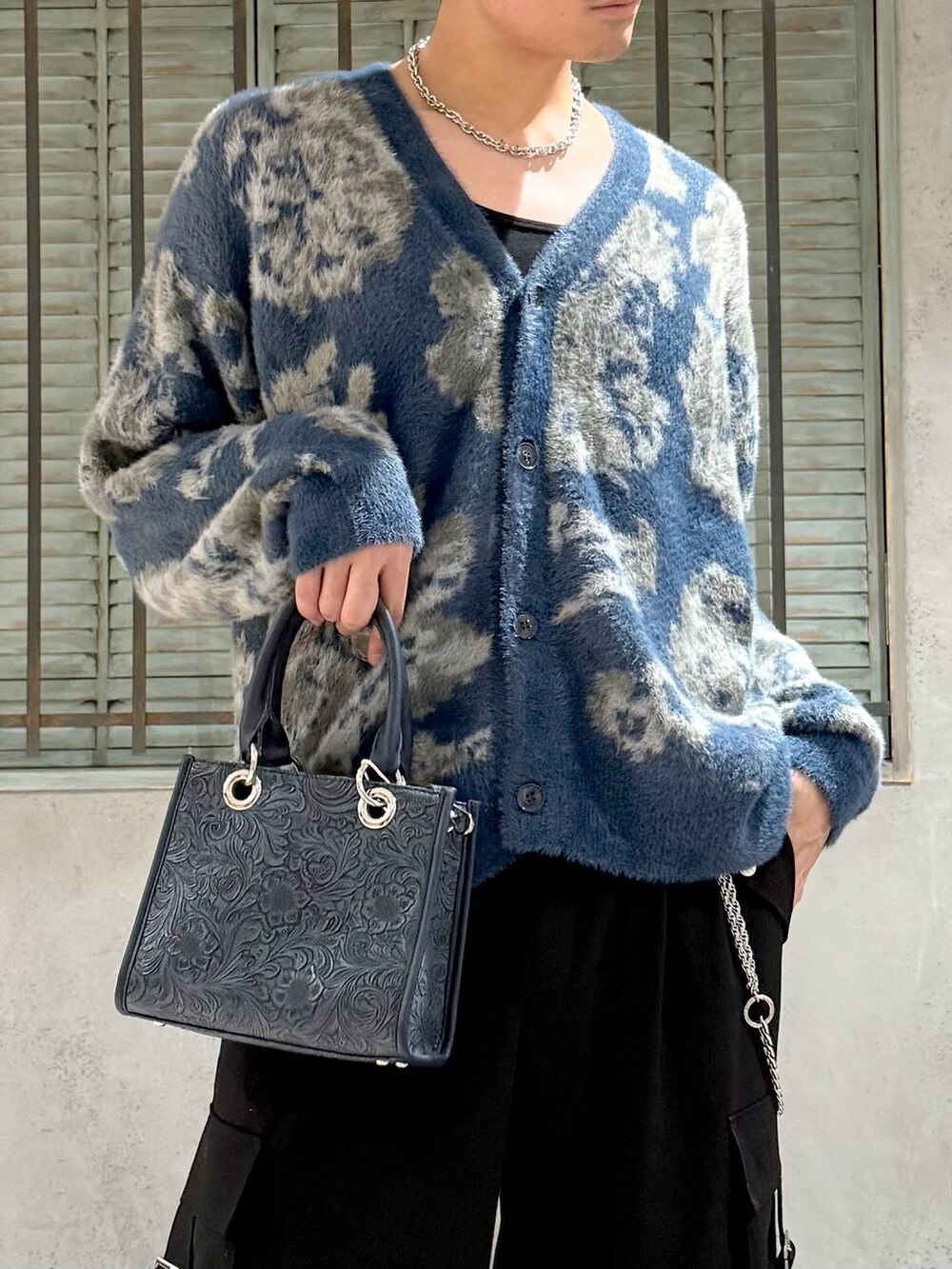 ブルー系のショルダーバッグ、ブラック系のブーツ、ブルー系のカーディガン/ボレロを着用したメンズの秋コーディネートの2枚目の写真