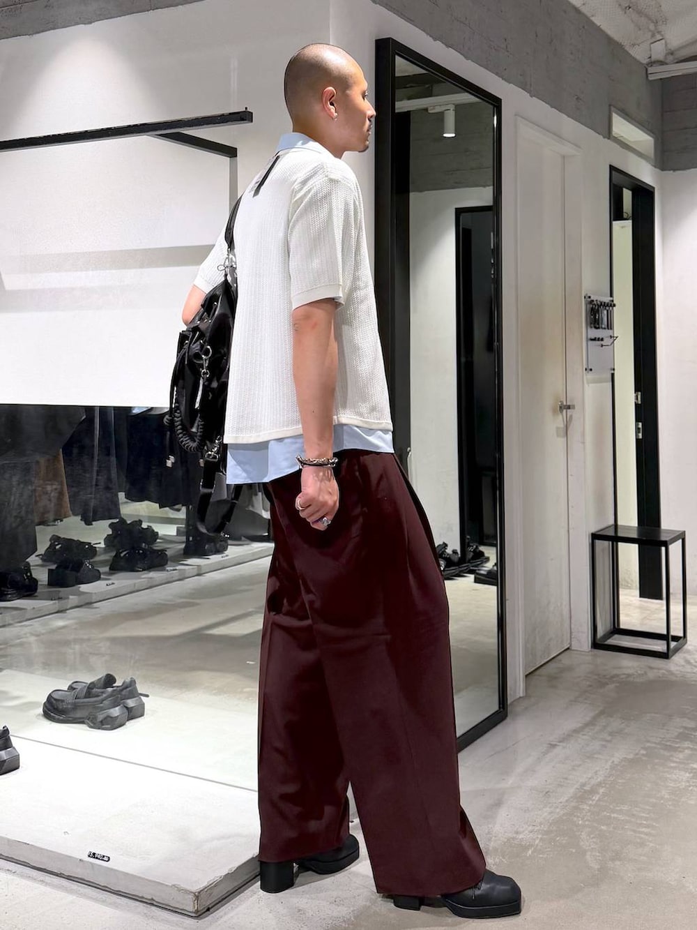 ブラック系のサンダル、レッド系のスラックス、ホワイト系のニット/セーターを着用したメンズの夏コーディネートの4枚目の写真