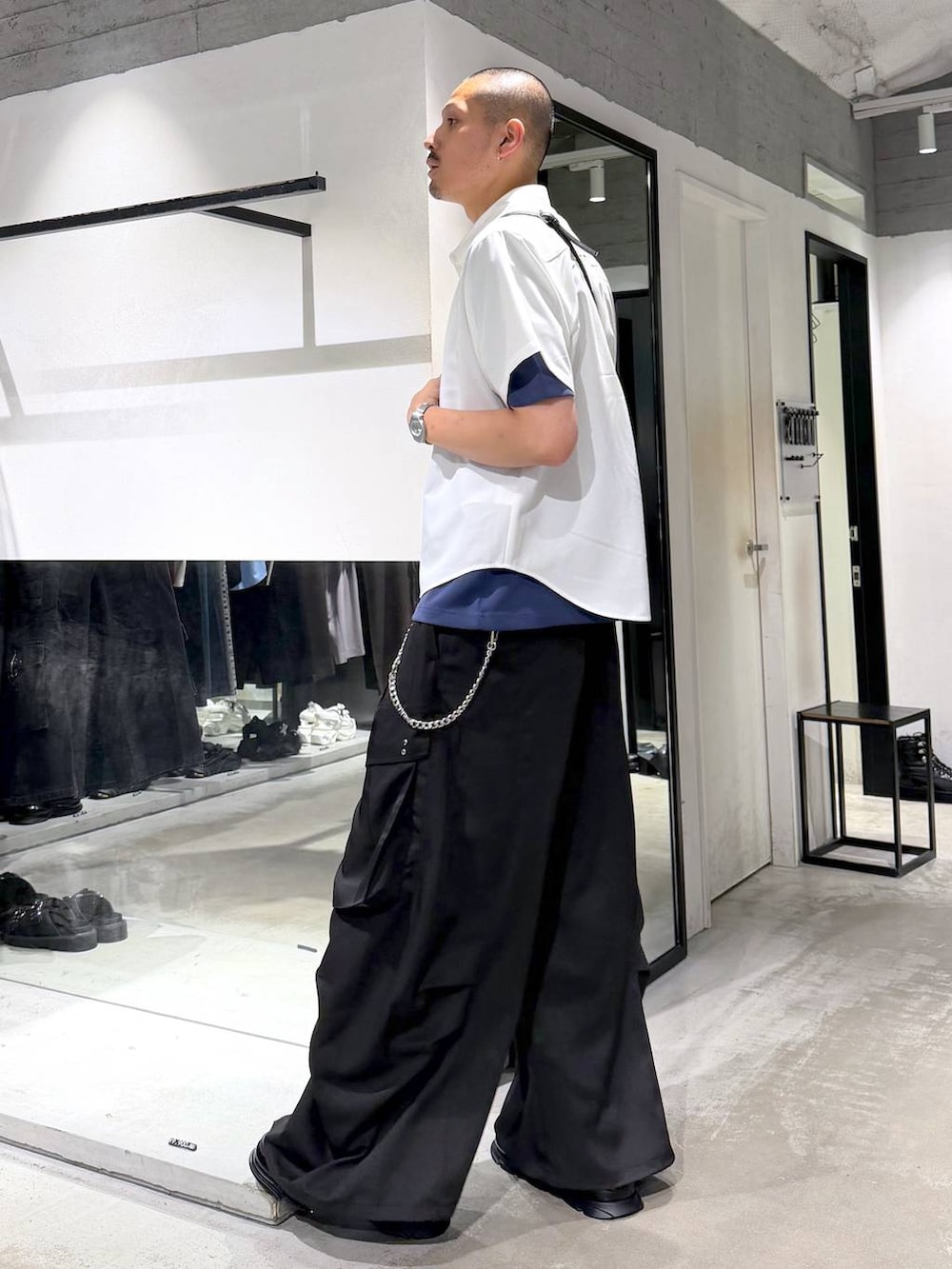 ブラック系のショルダーバッグ、ホワイト系のシャツ/ブラウス、ブラック系のカーゴパンツを着用したメンズの夏コーディネートの2枚目の写真