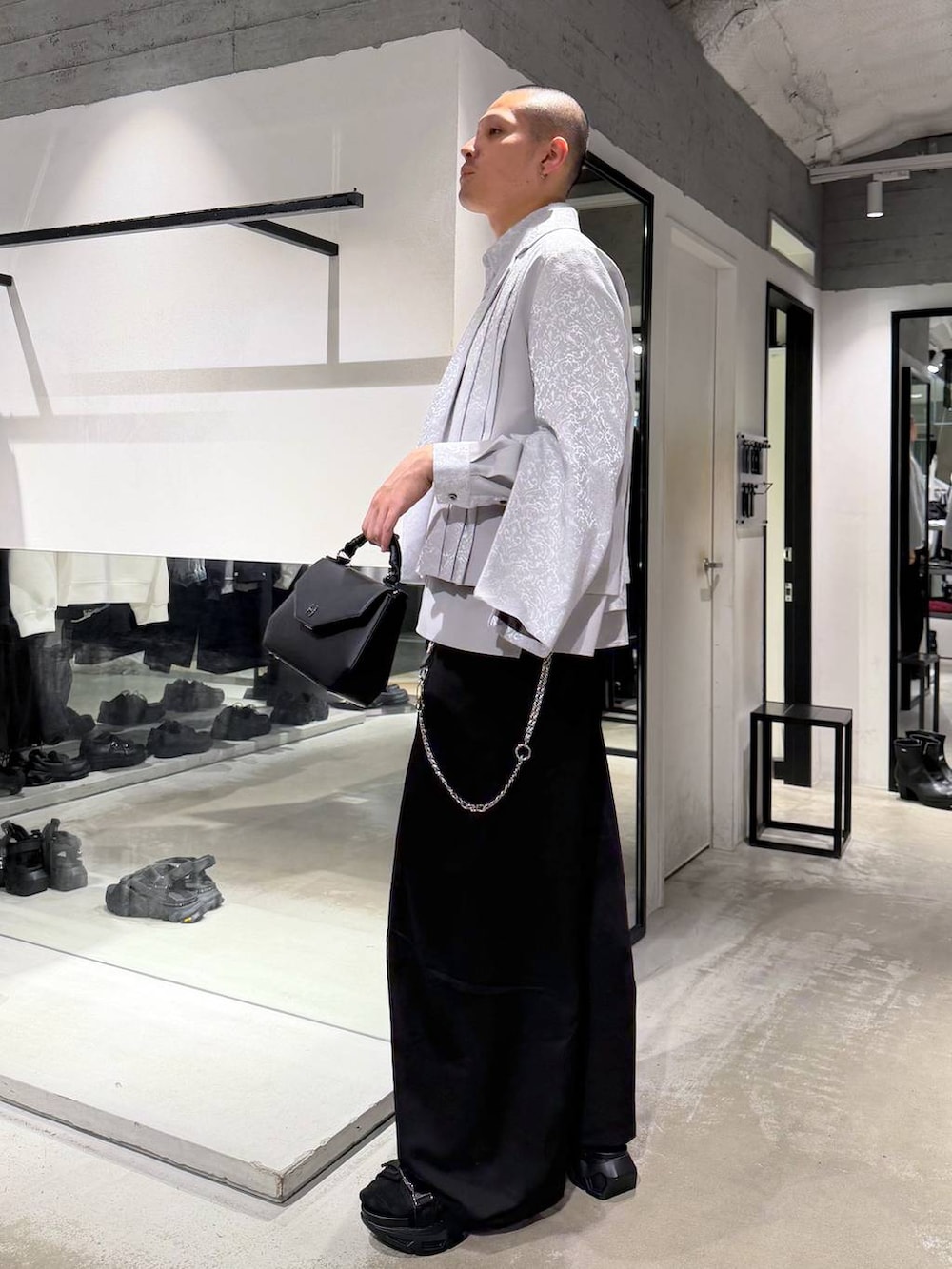 ブラック系のサンダル、グレー系のシャツ/ブラウス、グレー系のテーラードジャケットを着用したメンズの春コーディネートの3枚目の写真