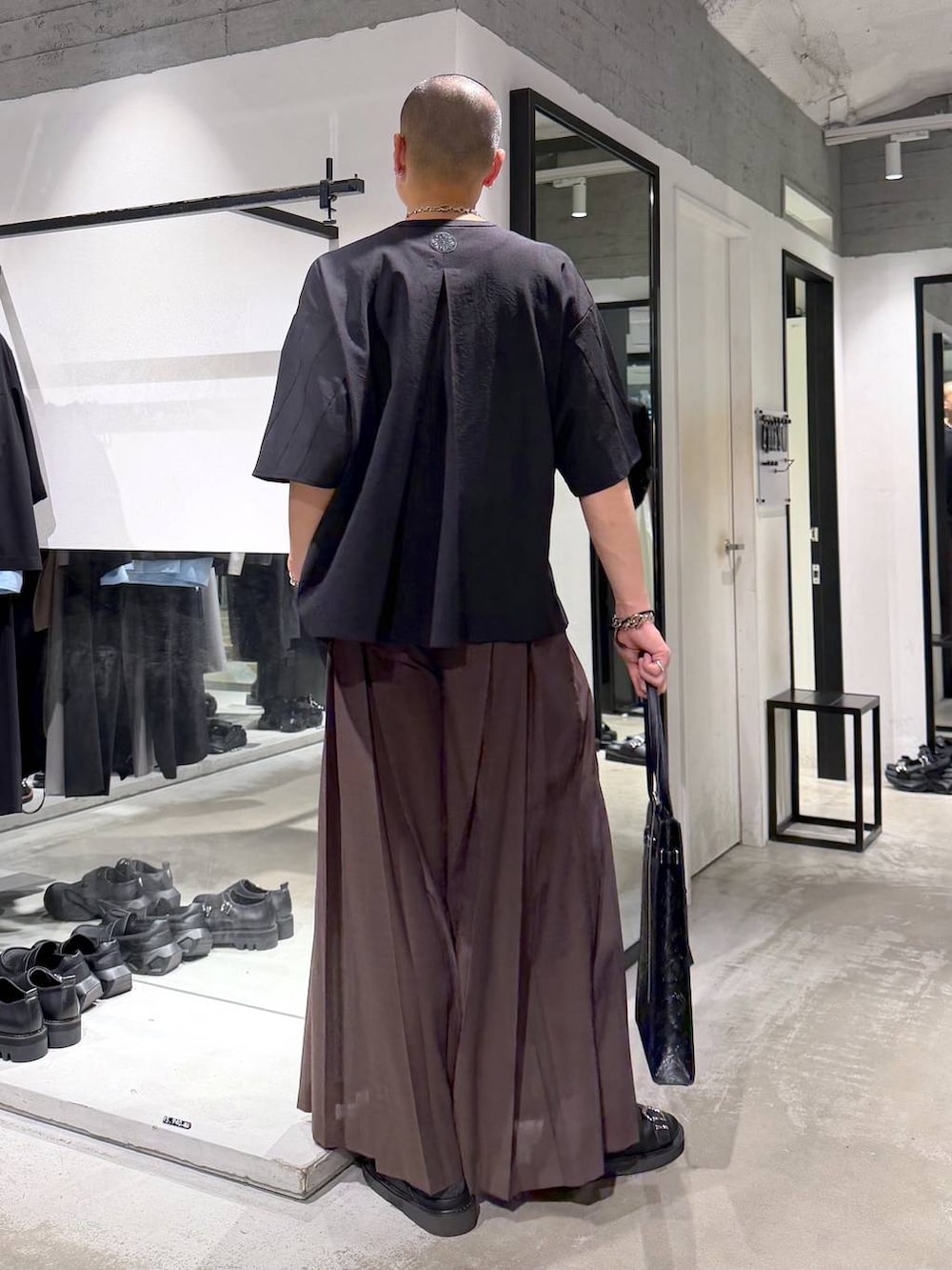 ブラック系のサンダル、ブラック系のトートバッグ、ブラック系のTシャツ/カットソーを着用したメンズの夏コーディネートの3枚目の写真