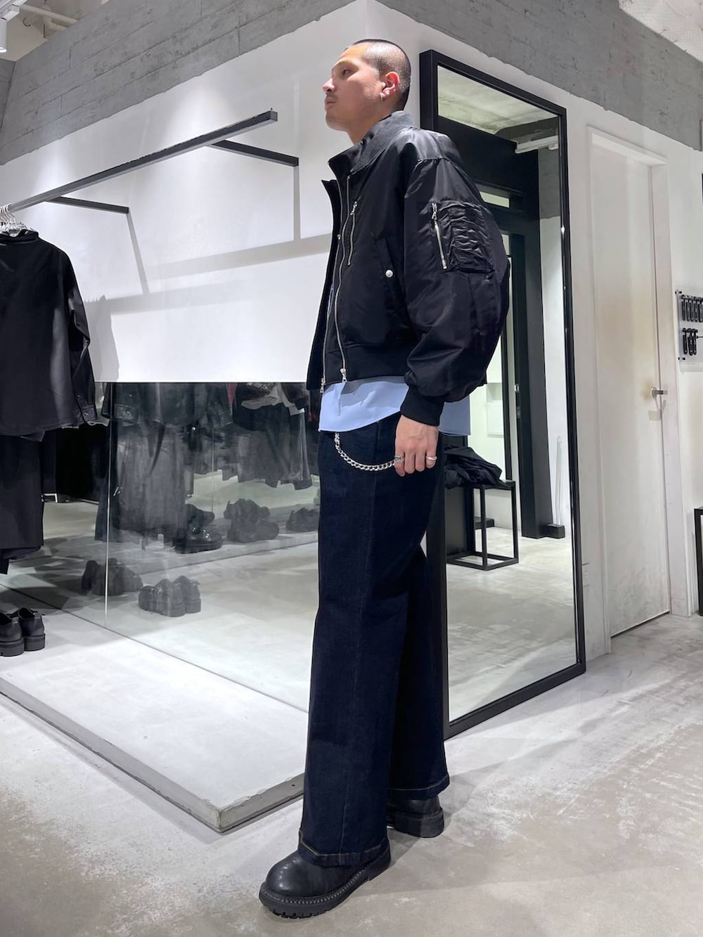 ブルー系のネクタイ、ブラック系のMA-1、ブルー系のデニムパンツを着用したメンズの冬コーディネートの2枚目の写真