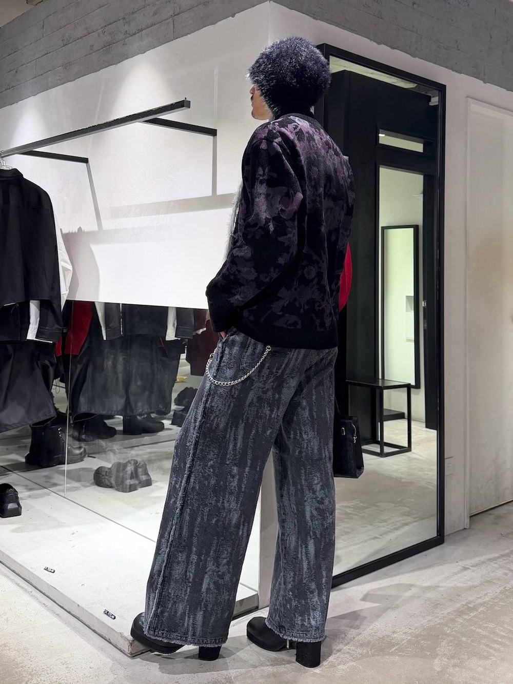 ブラック系のボストンバッグ、ブラック系のTシャツ/カットソー、ブラック系のブーツを着用したメンズの秋コーディネートの3枚目の写真