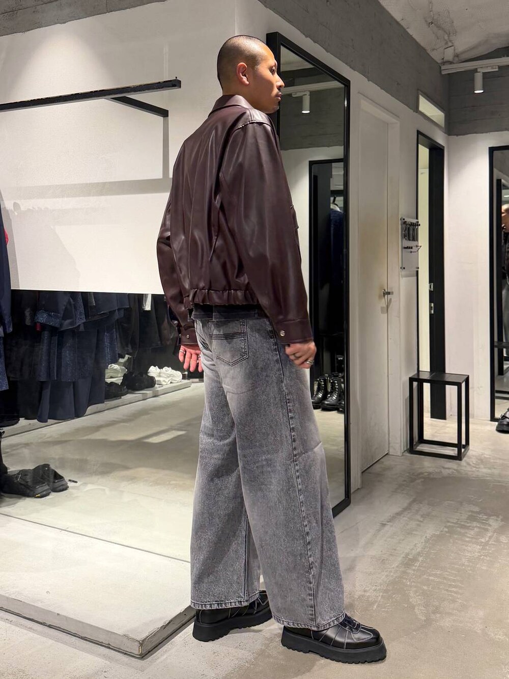 ブラック系のローファー、グレー系のデニムパンツ、ブラック系のTシャツ/カットソーを着用したメンズの秋コーディネートの4枚目の写真