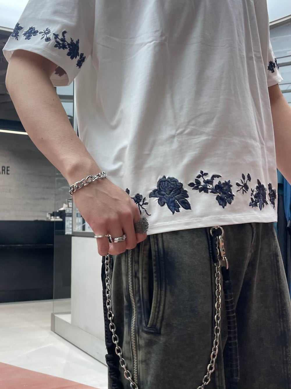 ブラック系のブルゾン、イエロー系のスウェットパンツ、シルバー系のブレスレットを着用したメンズの春コーディネートの2枚目の写真