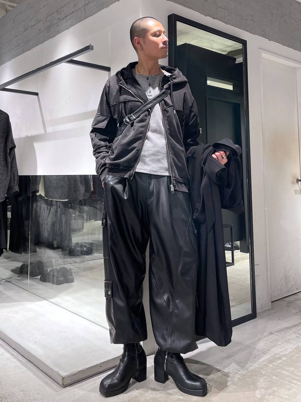 ブラック系のカーゴパンツ、ブラック系のパーカー、ブラック系のブーツを着用したメンズの冬コーディネートの5枚目の写真