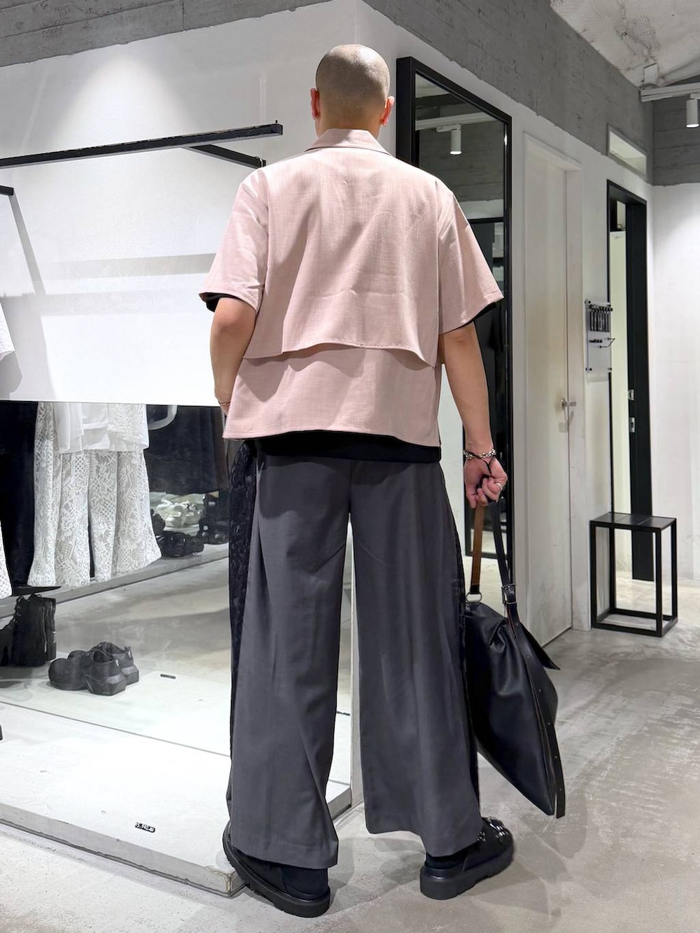 グレー系のその他パンツ、ブラック系のサンダル、ブラック系のトートバッグを着用したメンズの夏コーディネートの3枚目の写真