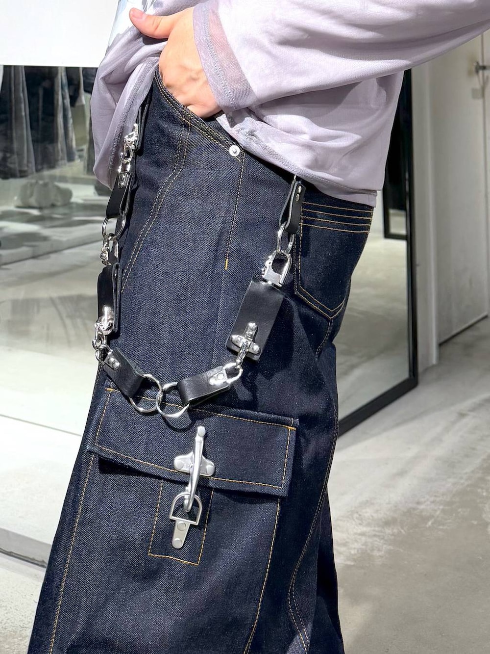 ブラック系のスニーカー、ブラウン系のブルゾン、ブラック系のバックパック/リュックを着用したメンズの春コーディネートの5枚目の写真