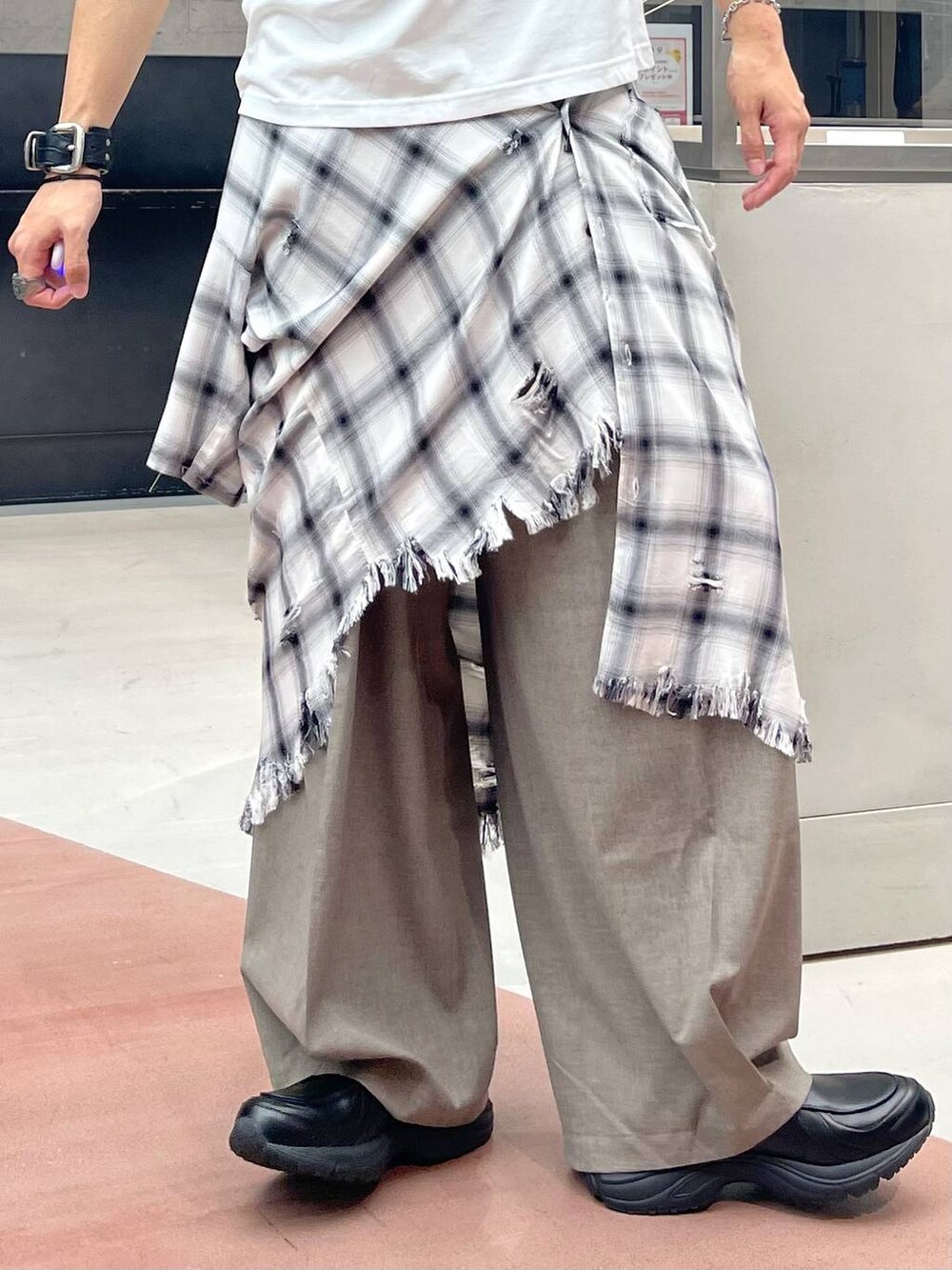 ブラック系のトートバッグ、ホワイト系のシャツ/ブラウス、ホワイト系のタンクトップを着用したメンズの夏コーディネートの2枚目の写真